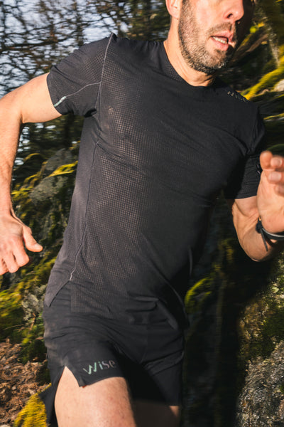 Color: Black - mobile - Ultra shirt - men - wise trail running